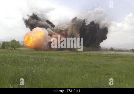 Mai 11, 2000 - Vitina, Kosovo, Jugoslawien - eine Mine Clearing, Line kostenlos explodiert bei Ausbildung außerhalb Vitina, Kosovo, Jugoslawien, 11. Mai 2000. eine MCLC ist ein 2000-Pfund Minenräumung kostenlos shot über Rakete über ein Minenfeld, das einen Pfad während der Explosion klar. (Bild: © Bill Putnam/ZUMA Draht) Stockfoto