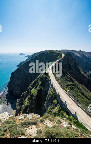 Grossbritannien, Kanalinseln, Straße, welche die Landenge von größeren und kleinen Sark Stockfoto