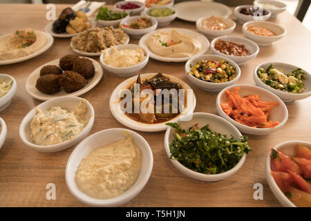 Ansicht der Israelischen Salat auf Holz Tisch Stockfoto