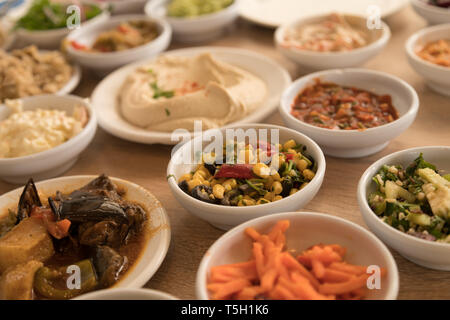 Nahaufnahme der verschiedenen weißen Schalen eines arabischen Salat Stockfoto