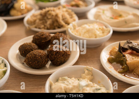 Teilweise mit Blick auf die Israelische Salate von der Seite Stockfoto
