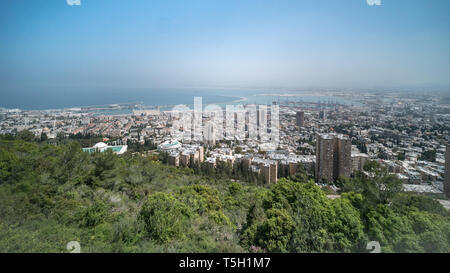 Blick auf die Stadt Haifa und von einem hohen Hügel Stockfoto