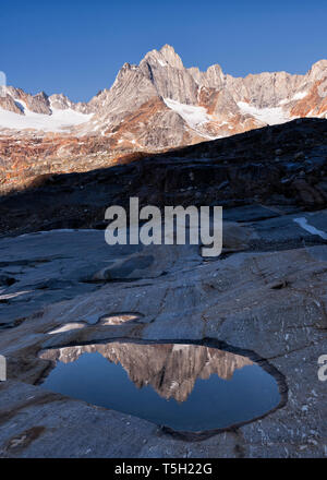Grönland, Sermersooq, Kulusuk, Schweizerland Alpen, Wasser Pools in den Schatten und Berge im Sonnenlicht Stockfoto