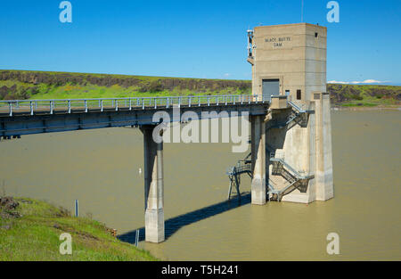 Black Butte Lake Dam Tower, Schwarz Butte Lake Recreation Area, Kalifornien Stockfoto