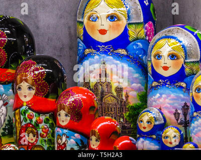 Traditionelle russische "atryoshkas' (Nesting dolls) in einem Souvenirshop in den internationalen Flughafen Pulkovo in St. Petersburg, Russland Stockfoto