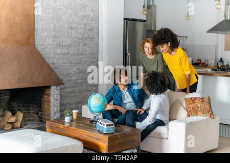 Freunde treffen Urlaub planen Stockfoto