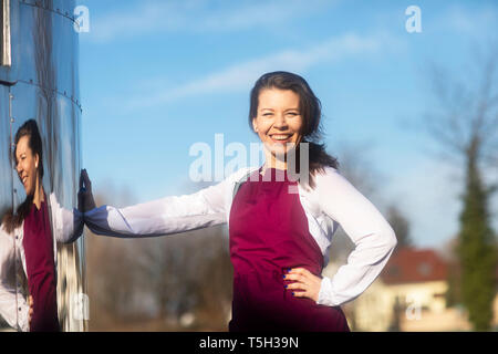 Porträt der glückliche junge Frau an einem Essen Lkw mit Schürze Stockfoto