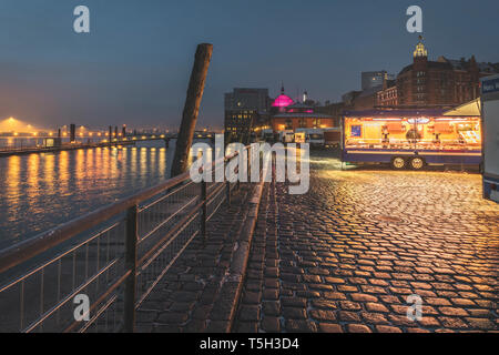 Deutschland, Hamburg, Altona, Fischmarkt mit Imbiss Stände Stockfoto