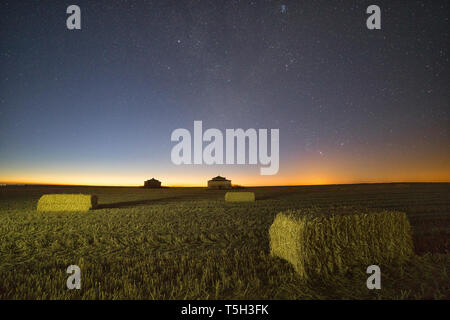Spanien, Provinz von Zamora, Taubenschlag, in Otero de Sariegos, Feld in der Nacht Stockfoto