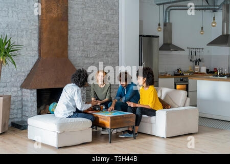 Freunde treffen Urlaub zu planen, Kontrolle Karte Stockfoto