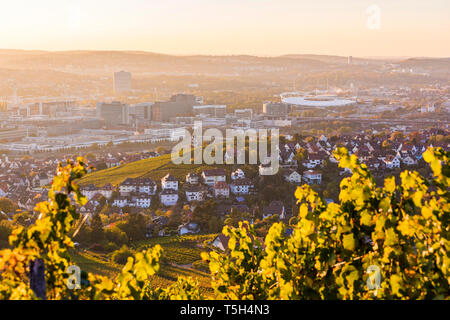 Deutschland, Baden-Württemberg, Stuttgart, Bad Cannstatt und Untertuerkheim gegen die Sonne, Mercedes-Benz Werk und und Mercedes-Benz Arena Stockfoto