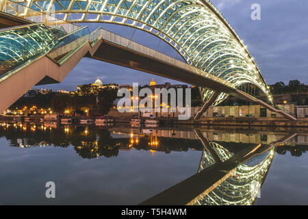 Georgien, Tiflis, Brücke des Friedens über den Fluss Kura in der Nacht Stockfoto