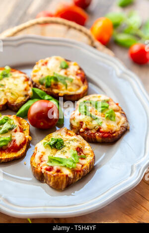 Aubergine Pizza, auberginenscheiben mit Tomatensauce und Käse, überbacken, low Carb Stockfoto