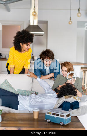 Freunde treffen Urlaub planen Stockfoto