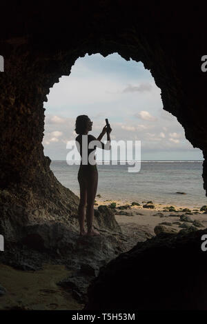 Junge Frau, die in der Höhle, ein Foto Stockfoto