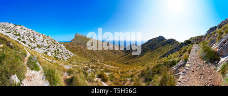 Spanien, Balearen, Mallorca, Halbinsel Formentor, Panoramablick auf Wanderweg Cami Vell del Weit Stockfoto