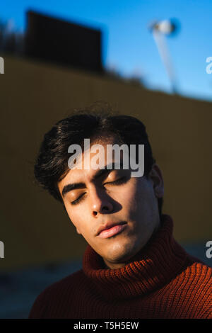 Portrait des jungen Mannes, entspannen im Sonnenlicht Stockfoto