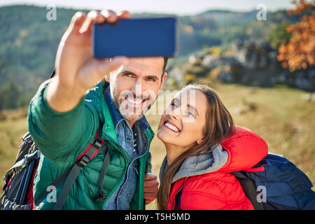 Glückliches Paar auf eine Wanderung in den Bergen, eine selfie Stockfoto