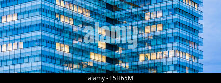 Deutschland, Stuttgart, Windows an modernen Bürogebäude beleuchtet Stockfoto