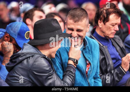 Absolute Cruiserweight Champion frm Simferopol Alexander Usyk+LtHeavyWBC World Champion Alexander Gvozdyk von Kharkov genießen Zeit ringside in Kiew Stockfoto