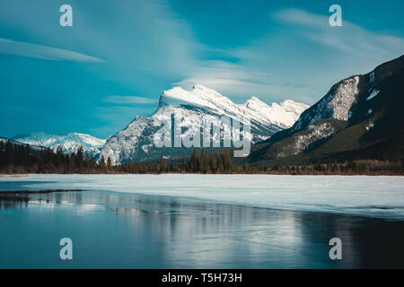 Panorama des Mount Rundle Berggipfel mit blauem Himmel reflektiert in Vermilion Seen im Banff Nationalpark, Alberta, Kanada Stockfoto