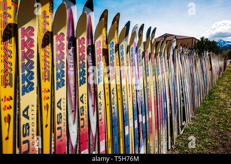 Zaun aus alten Alpinski, Salida, Colorado hergestellt; USA Stockfoto