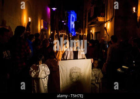 Verges, einer kleinen Stadt im Nordosten von Katalonien (Spanien), während Ostern feiert die Prozession von Verges mit Skelette tanzen auf den Klang eines Stockfoto