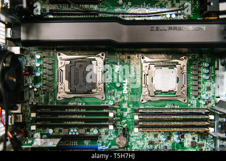 Paris, Frankreich, 17.April 2019: Dell Precision-Workstation mit Dual-CPU-System einer der es mit Wärmeleitpaste des Kühlkörpers Stockfoto