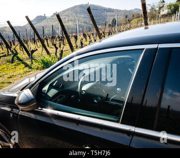 Ribeauville, Frankreich - Apr 19, 2019: Innenansicht des neuen Peugeot 306 Auto mit Schutz aus Kunststoff Film auf der Digital Radio in die französischen Weinberge von Ribeauville geparkt Stockfoto