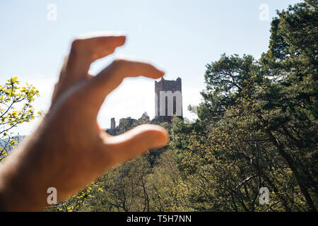Hand, Foto mit seiner Hand, Chateau de Saint-Ulrich in der Nähe von Ribeauville in Frankreich Elsass Stockfoto