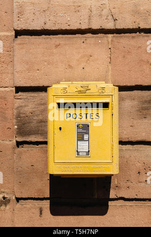 Bergheim, Frankreich - 19 April 2019: Alte vintage die französische La Poste Mailbox in gelber Farbe an den Wänden von Bergheim Stadt gemalt - Halle Stockfoto