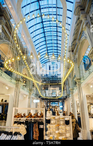 Athen, Griechenland - 26 Mar 2016: luxuriöse Interieur der Passage von H und M Fashion Store auf Ermou 54 Straße mit mehreren LED-Leuchten innerhalb der alten Vintage Gebäude Stockfoto