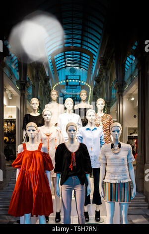 Athen, Griechenland - 26 Mar 2016: Modische Schaufensterfiguren tragen H und M Mode Kleidung im Store auf Ermou 54 Straße mit mehreren LED-Leuchten innerhalb der alten Vintage Gebäude Stockfoto