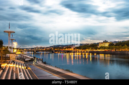 Riesige Fahnenstangen über ein öffentliches Schwimmbad am Ufer der Rhone in Lyon, Frankreich Stockfoto