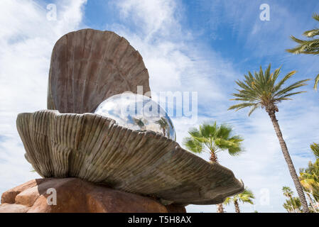 Oyster pearl Skulptur auf dem Malecon in La Paz, Baja California Sur, Mexiko. Stockfoto