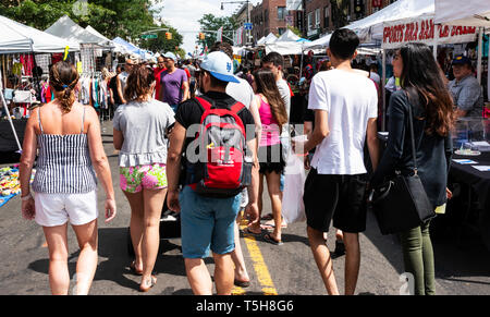 Astoria, New York, USA - 29. Juli 2018: Die Straße von Astoria Queens sind während eines Sommers Street Fair überfüllt. Stockfoto