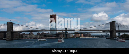 New York City, USA - 15. Oktober 2017: Tour party Boote bringen Touristen zu den Brücken und Liberty Island an einem schönen Oktober Nachmittag. Stockfoto