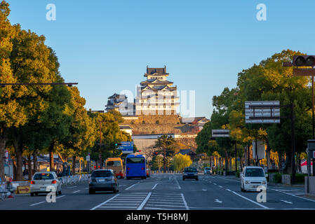 Blick auf die Straße von Himeji Stadt mit Burg in Japan Stockfoto