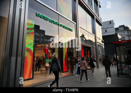 Die vereinigten Farben der Benetton Store auf der Oxford Street, London, England, Großbritannien Stockfoto