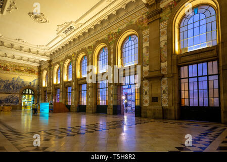 Porto, Portugal, September 26, 2018: Azulejo Panel und Kachel geschmückte Vorhalle im Sao Bento Bahnhof, Porto. Stockfoto