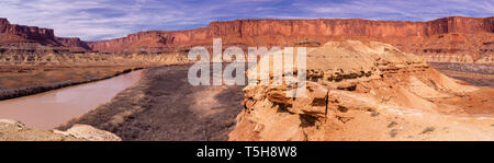 Blick auf den Green River wie auch auf dem Gebiet der Festung Boden, Insel im Himmel Bezirk, Canyonlands National Park, Moab, Utah, USA schlängelt. Stockfoto