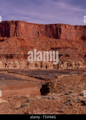 Blick auf den Green River wie auch auf dem Gebiet der Festung Boden, Insel im Himmel Bezirk, Canyonlands National Park, Moab, Utah, USA schlängelt. Stockfoto