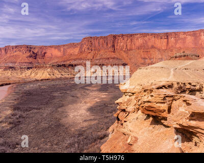 Blick auf den Green River wie auch auf dem Gebiet der Festung Boden, Insel im Himmel Bezirk, Canyonlands National Park, Moab, Utah, USA schlängelt. Stockfoto