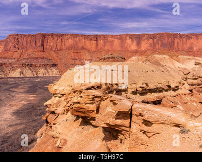 Blick auf den Green River wie auch auf dem Gebiet der Festung Boden, Insel im Himmel Bezirk, Canyonlands National Park, Moab, Utah, USA schlängelt. Stockfoto