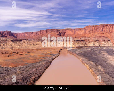 Blick auf den Green River wie auch auf dem Gebiet der Festung Boden, Insel im Himmel Bezirk, Canyonlands National Park, Moab, Utah, USA schlängelt. Stockfoto