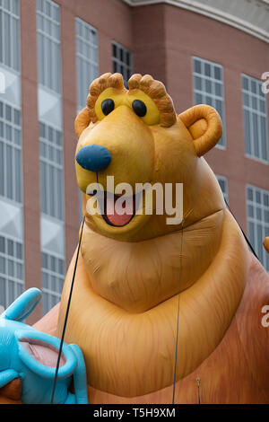 Wilmington, North Carolina, USA, 6. April 2019: Die North Carolina Azalea Festival, großen Ballon der Charakter der Bär im großen blauen Haus, während Stockfoto