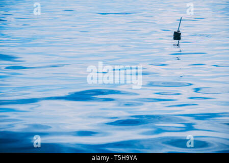 Hummer Boje in Blue Water Stockfoto