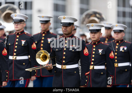 Wilmington, North Carolina, USA, 6. April 2019: Die North Carolina Azalea Festival, Mitglieder des United States Marine Corps marching band performin Stockfoto