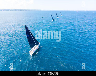 Boote segeln am Lake Michigan Stockfoto