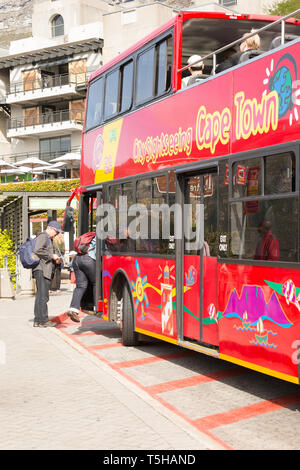 Cape Town City Sightseeing rote Hop on-Hop off-Bus am Tafelberg unteren Seilbahnstation geparkt an einer Bushaltestelle mit Touristen oder Menschen Boarding Stockfoto